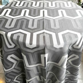 Geometrikus mintájú luxus terítő szürke színben