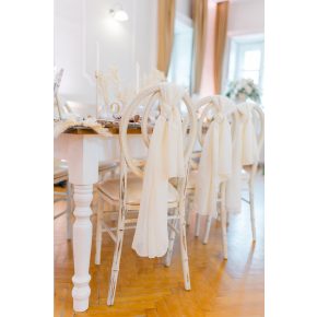   Törtfehér színű chiffon chiavari székhuzat, drapéria kölcsönzés