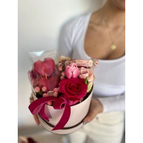 Valentin napi virágbox belga csokiszívvel