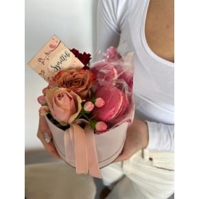 Valentin napi virágbox macaronnal